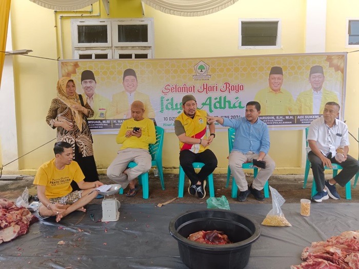 Partai Golkar Pelalawan Potong 1 Ekor Sapi Kurban 